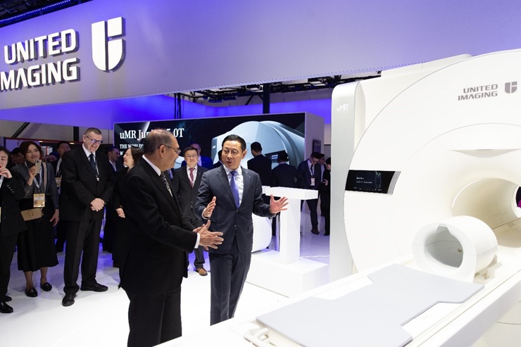 Dr. Xue Min, Chairman of United Imaging Group is introducing the uMR Jupiter 5.0T to Dr. Harsh Mahajan, Founder and Managing Director of Mahajan Imaging & Diagnostics